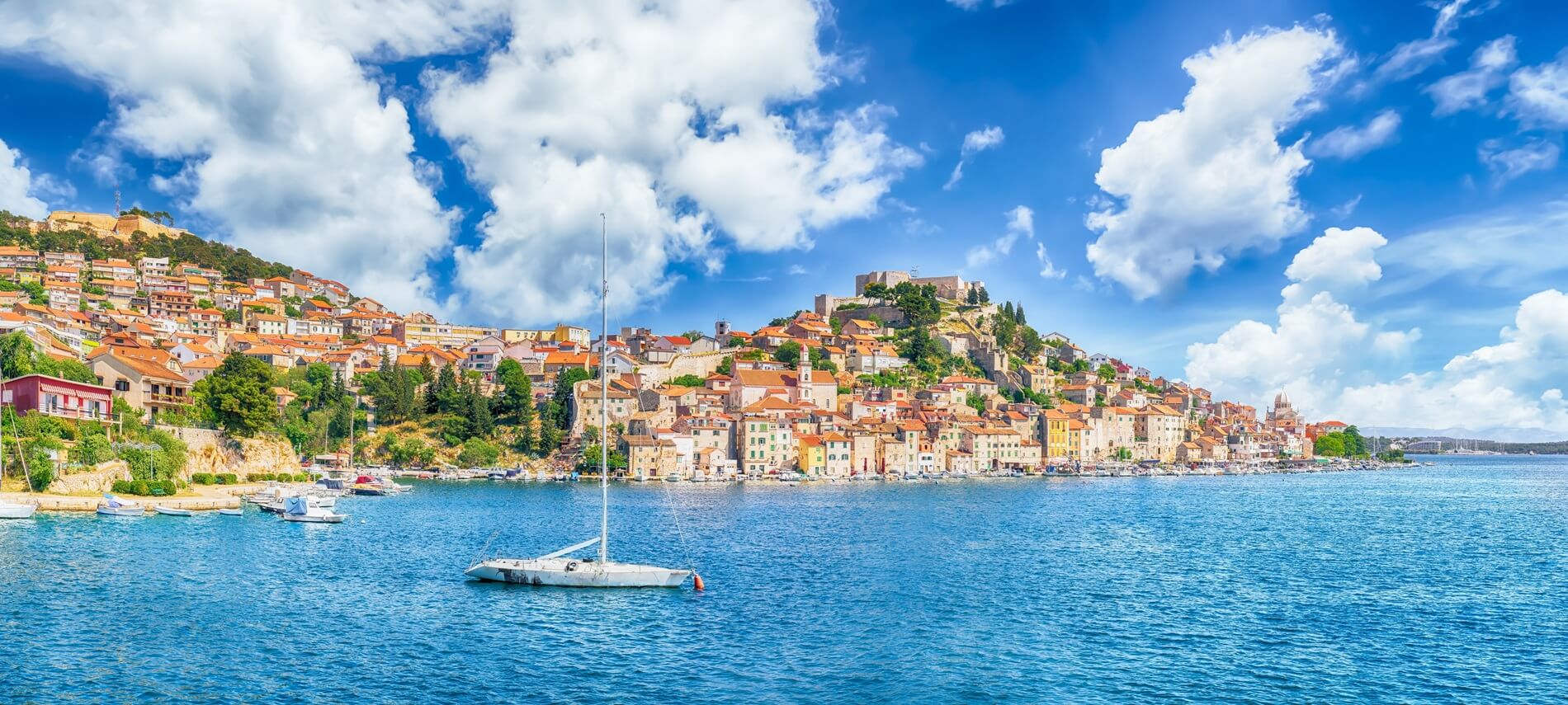 Sibenik Kroatien Blick vom Meer aus