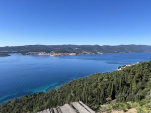 Wetter Orebić Mai Panoramablick auf Orebić im Mai mit dem Berg Sveti Ilija im Hintergrund, Kajakfahrern auf der Adria und der Insel Korčula bei sonnigem Frühlingswetter - Holiday Sun.