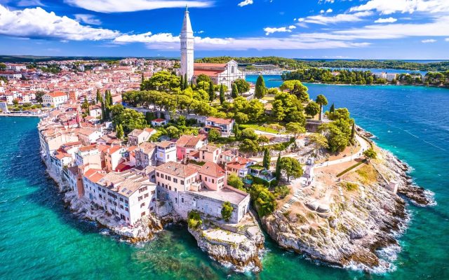 Entdecken Sie das malerische Rovinj – Eine Perle an der istrischen Küste. Schlendern Sie durch die engen Gassen der Altstadt, bewundern Sie die charmanten Fischerboote im Hafen und genießen Sie kulinarische Köstlichkeiten in den gemütlichen Restaurants. Ihr unvergesslicher Urlaub beginnt hier